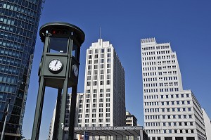 REPLIQUE D'UN FEU ROUGE DE 1925, L'UN DES TOUT PREMIERS EN EUROPE, POTSDAMER PLATZ, BERLIN, ALLEMAGNE 