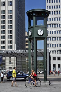 REPLIQUE D'UN FEU ROUGE DE 1925, L'UN DES TOUT PREMIERS EN EUROPE, POTSDAMER PLATZ, BERLIN, ALLEMAGNE 