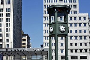 REPLIQUE D'UN FEU ROUGE DE 1925, L'UN DES TOUT PREMIERS EN EUROPE, POTSDAMER PLATZ, BERLIN, ALLEMAGNE 