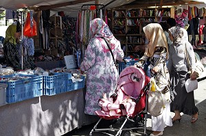 TURKENMARKT, MARCHE TURC, FEMMES VOILEES, MARCHAND DE TEXTILE, BERLIN, ALLEMAGNE 