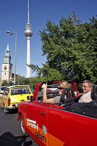 COUPLE VISITANT BERLIN EN TRABANT, LA VOITURE FAMILIALE DE L'EX RDA DEVENUE CULTE SYMBOLE DE L'ALLEMAGNE DE L'EST, TRABI SAFARI ET TOUR DE TELEVISION, FERNSEHTURM, ALEXANDERPLATZ, BERLIN, ALLEMAGNE 