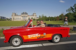 COUPLE VISITANT BERLIN EN TRABANT,  LA VOITURE FAMILIALE DE L'EX RDA DEVENUE CULTE  SYMBOLE DE L'ALLEMAGNE DE L'EST, TRABI SAFARI DEVANT LE PARLEMENT ALLEMAND, REICHSTAG, DEUTSCHER BUNDESTAG, BERLIN, ALLEMAGNE 