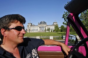 PARLEMENT ALLEMAND, REICHSTAG, DEUTSCHER BUNDESTAG, VISITE DE BERLIN EN TRABANT,  LA VOITURE FAMILIALE DE L'EX RDA DEVENUE CULTE, TRABI SAFARI., BERLIN, ALLEMAGNE 