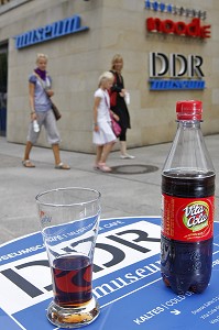 VITA COLA A LA TERRASSE DU CAFE DU DDR MUSEUM, VITA COLA EST UN SODA A BASE DE COLA PRODUIT INITIALEMENT EN EX RDA, DDR, SYMBOLE DE L'ALLEMAGNE DE L'EST, BERLIN, ALLEMAGNE 