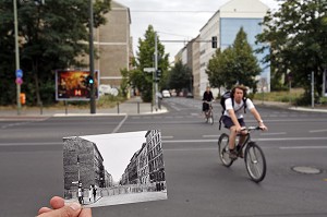 CARTE POSTALE AVANT ET PHOTO APRES LA CHUTE DU MUR, LIEU DE MEMOIRE DU MUR DE BERLIN, BERLINER MAUER, BERNAUER STRASSE, BERLIN, ALLEMAGNE 