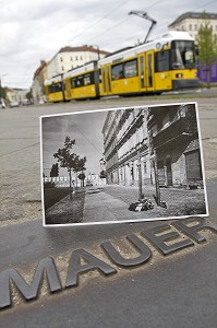CARTE POSTALE AVANT ET PHOTO APRES LA CHUTE DU MUR, LIEU DE MEMOIRE DU MUR DE BERLIN, BERLINER MAUER, BERNAUER STRASSE, BERLIN, ALLEMAGNE 