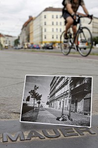 CARTE POSTALE AVANT ET PHOTO APRES LA CHUTE DU MUR, LIEU DE MEMOIRE DU MUR DE BERLIN, BERLINER MAUER, BERNAUER STRASSE, BERLIN, ALLEMAGNE 