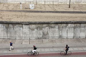 MEMORIAL DU MUR DE BERLIN, LE MEMORIAL COMPREND UN TRONCON DU DISPOSITIF FRONTALIER LONG DE 60 METRES, CONSERVE DANS SA CONFIGURATION ORIGINELLE, BERLIN, ALLEMAGNE 