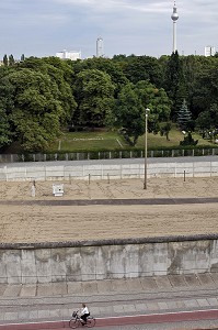 MEMORIAL DU MUR DE BERLIN, LE MEMORIAL COMPREND UN TRONCON DU DISPOSITIF FRONTALIER LONG DE 60 METRES, CONSERVE DANS SA CONFIGURATION ORIGINELLE, BERLIN, ALLEMAGNE 