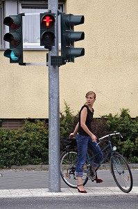 ILLUSTRATION DU CELEBRE FEU POUR PIETON DE LA RDA, AMPELMANN EST NE EN 1961 A LA GRANDE EPOQUE DU MUR, BERLIN, ALLEMAGNE 