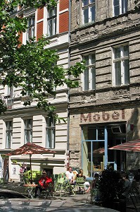 TERRASSE DE CAFE, IMMEUBLES RENOVE ET NON RENOVE QUARTIER DE PRENZLAUERBERG, BERLIN, ALLEMAGNE 