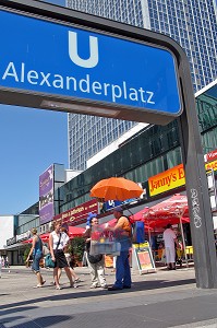 VENDEUR DE SAUCISSE (WURST), U BAHN, ALEXANDERPLATZ, ET PARK INN HOTEL, 123 M DE HAUT SURGI DES ANNEES 1970, FUT LE TOUT PREMIER QUATRE ETOILES DE BERLIN, BERLIN, ALLEMAGNE 