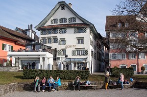 LA SUISSE, PARADIS FISCAL, ZUG, SUISSE 