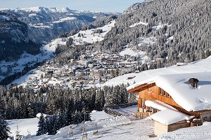 MONTAGNES DANS LES ALPES BERNOISES, SUISSE 