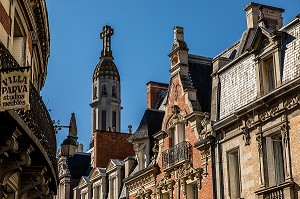 FLECHE DE L'EGLISE NOTRE-DAME-DES-MALADES DEPASSANT AU-DESSUS DES TOITS DES IMMEUBLES DE LA RUE HUBERT COLOMBIER, VICHY, FRANCE 