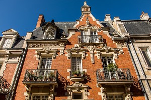 IMMEUBLE D'HABITATION DANS LE VIEUX VICHY, VICHY, ALLIER, REGION AUVERGNE-RHONE-ALPES, FRANCE 