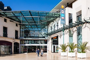 ENTREE DU CENTRE COMMERCIAL LES QUATRE CHEMINS A VICHY, COMMERCE, VICHY, ALLIER, REGION AUVERGNE-RHONE-ALPES, FRANCE 