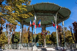 KIOSQUE A MUSIQUE PAVOISE AUX COULEURS DU DRAPEAU FRANCAIS DANS LE PARC DES SOURCES, VICHY, ALLIER, REGION AUVERGNE-RHONE-ALPES, FRANCE 