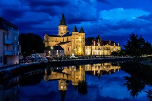 BASILIQUE ROMANE DE PARAY-LE-MONIAL EN DEBUT DE SOIREE SOUS UN CIEL D'ORAGE, BASILIQUE CONSTRUITE DU 12EME AU 14EME SIECLE DANS LE STYLE DE L'ABBAYE DE CLUNY, PARAY-LE-MONIAL, SAONE-ET-LOIRE, REGION BOURGOGNE-FRANCHE-COMTE, FRANCE 