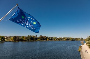 DRAPEAU DE LA MAIRIE DE VICHY FLOTTANT SUR LE PONT DE BELLERIVE AU-DESSUS DE L'ALLIER ET DES BERGES DE L'ALLIER, VICHY, ALLIER, REGION AUVERGNE-RHONE-ALPES, FRANCE 