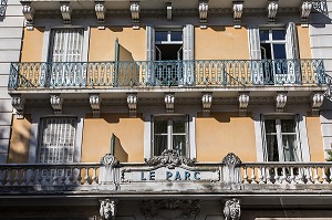 FACADE DE L'HOTEL DU PARC, SIEGE DU GOUVERNEMENT DE VICHY DE JUILLET 1940 A AOUT 1944, BUREAU DU MARECHAL PETAIN ET SON PREMIER MINISTRE PIERRE LAVAL PENDANT LA SECONDE GUERRE MONDIALE, COLLABORATION, VICHY, ALLIER, REGION AUVERGNE-RHONE-ALPES, FRANCE 