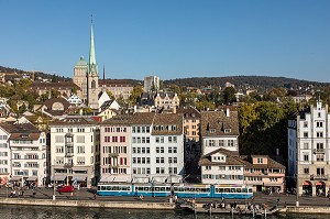 VUE GENERALE SUR LE CENTRE HISTORIQUE DE ZURICH AVEC LES RIVES DE LA RIVIERE LIMMAT ET UN TRAMWAY, ZURICH, CANTON DE ZURICH, SUISSE 