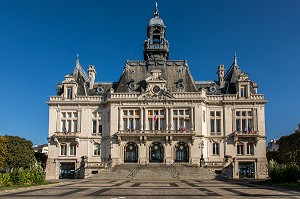 FACADE DE L'HOTEL DE VILLE DE VICHY, BATIMENT DE STYLE DIT MAIRIE DE PARIS INAUGURE EN 1928 ET INSCRIT SUR LA LISTE DES MONUMENTS HISTORIQUES, VICHY, ALLIER, REGION AUVERGNE-RHONE-ALPES, FRANCE 