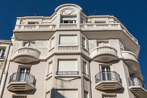 FACADE D'UN IMMEUBLE D'HABITATION DANS LE CENTRE VILLE DE VICHY, IMMOBILIER, VICHY, ALLIER, REGION AUVERGNE-RHONE-ALPES, FRANCE 