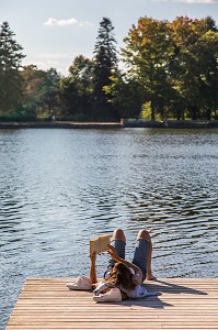 JEUNE FEMME LISANT UN LIVRE SUR UN PONTON EN BOIS AU BORD DE L'ALLIER, DETENTE, LOISIRS, LIBERTE, SILENCE, VICHY, ALLIER, REGION AUVERGNE-RHONE-ALPES, FRANCE 