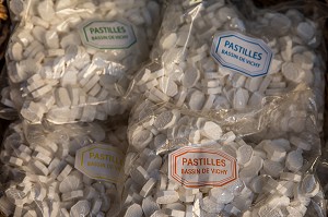 SACHETS DE DIFFERENTES CATEGORIES DE PASTILLES VICHY DE LA MARQUE BASSIN DE VICHY, VICHY, ALLIER, REGION AUVERGNE-RHONE-ALPES, FRANCE