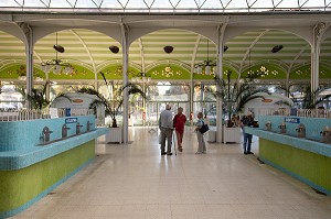 CURISTES SE PROMENANT DANS LE HALL DES SOURCES DE VICHY, STATION THERMALE, VICHY, ALLIER, REGION AUVERGNE-RHONE-ALPES, FRANCE 