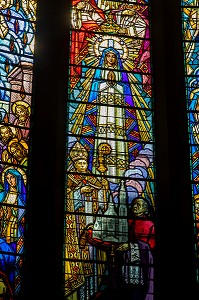 VITRAIL REPRESENTANT LA VIERGE MARIE A L'INTERIEUR DE L'EGLISE NOTRE-DAME-DES-MALADES DE VICHY, EGLISE DE STYLE ART DECO CONSACREE EN 1931 ET REALISEE PAR LES ARCHITECTES ANTOINE CHANET ET JEAN LIOGIER, VICHY, ALLIER, REGION AUVERGNE-RHONE-ALPES, FRANCE 