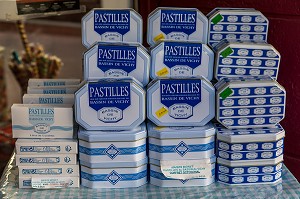 ETALAGE DE DIFFERENTES CATEGORIES DE PASTILLES VICHY DE LA MARQUE BASSIN DE VICHY, PASTILLES FABRIQUEES PAR LA CONFISERIE MOINET, VICHY, FRANCE