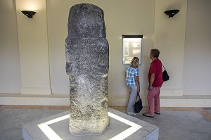 TOURISTES LISANT LES EXPLICATIONS A PROPOS DE LA BORNE MILLIAIRE DE VICHY EXPOSEE DANS LE GRAND HALL DES THERMES CALLOU A VICHY, BORNE GALLO-ROMAINE MARQUANT LA DISTANCE ENTRE AUTUN ET CLERMONT-FERRAND, VICHY, ALLIER, REGION AUVERGNE-RHONE-ALPES, FRANCE 