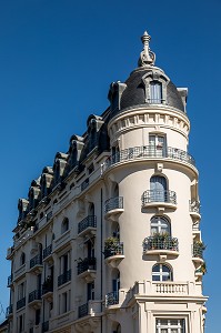 IMMEUBLE D'HABITATION DE STYLE HAUSSMANIEN FACE AU PARC DES SOURCES, VICHY, ALLIER, REGION AUVERGNE-RHONE-ALPES, FRANCE 