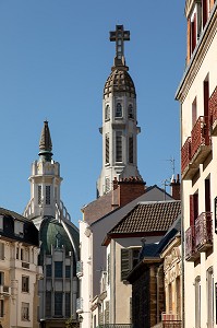 FLECHE DE L'EGLISE NOTRE-DAME-DES-MALADES DEPASSANT AU-DESSUS DES TOITS DES IMMEUBLES DE LA RUE HUBERT COLOMBIER, VICHY, FRANCE