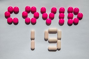 COMPRIMES DE MEDICAMENTS FORMANT LE MOT COVID-19, CORONAVIRUS, COVID19, EPIDEMIE, PANDEMIE, MEDECINE, PILULES, OMS, ORGANISATION MONDIALE DE LA SANTE, RECHERCHE MEDICALE, VACCIN, SANTE 