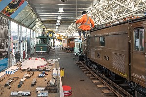 VUE GENERALE SUR LA COLLECTION DE WAGONS DE CHEMIN DE FER DU MUSEE SUISSE DES TRANSPORTS, PAVILLON DEDIE A L'HISTOIRE DU TRAIN, VERKEHRSHAUS DES SCHWEIZ, LUCERNE, CANTON DE LUCERNE, SUISSE 