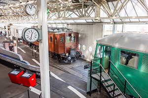 VUE GENERALE SUR LA COLLECTION DE WAGONS DE CHEMIN DE FER DU MUSEE SUISSE DES TRANSPORTS, PAVILLON DEDIE A L'HISTOIRE DU TRAIN, VERKEHRSHAUS DES SCHWEIZ, LUCERNE, CANTON DE LUCERNE, SUISSE 