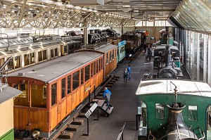 VUE GENERALE SUR LA COLLECTION DE WAGONS DE CHEMIN DE FER DU MUSEE SUISSE DES TRANSPORTS, PAVILLON DEDIE A L'HISTOIRE DU TRAIN, VERKEHRSHAUS DES SCHWEIZ, LUCERNE, CANTON DE LUCERNE, SUISSE 