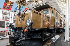 LOCOMOTIVE ELECTRIQUE POUR TRAINS DE MARCHANDISES DU CHEMIN DE FER RHETIQUE RHB DATANT DE 1921 ET SURNOMMEE CROCODILE, MUSEE SUISSE DES TRANSPORTS, LUCERNE, CANTON DE LUCERNE, SUISSE 