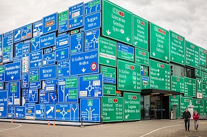 PANNEAUX ROUTIERS RECOUVRANT LA FACADE DU PAVILLON DEDIE A L'AUTOMOBILE AU MUSEE SUISSE DES TRANSPORTS, SIGNALISATION ROUTIERE, AUTOROUTES, ROUTES NATIONALES, VERKEHRSHAUS DES SCHWEIZ, LUCERNE, CANTON DE LUCERNE, SUISSE 
