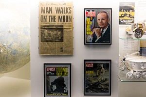 COLLECTION DE UNES DE JOURNAUX A L'OCCASION DU PREMIER PAS DE L'HOMME SUR LA LUNE, MUSEE SUISSE DES TRANSPORTS, NEIL ARMSTRONG, VERKEHRSHAUS DES SCHWEIZ, LUCERNE, CANTON DE LUCERNE, SUISSE 