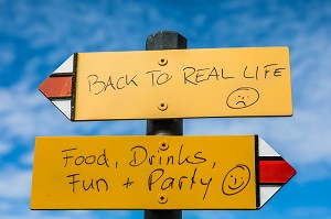 PANNEAUX DE RANDONNEE DETOURNES DE FACON HUMORISTIQUE AVEC UNE INDICATION POUR REVENIR A LA VIE NORMALE ET UNE INCITATION A MANGER, BOIRE, S'AMUSER ET FAIRE LA FETE, SENS DE LA FETE, HUMOUR, VIE, SENS DE LA VIE, LOISIRS, METAPHORES, STATION DE LENZERHEIDE, CANTON DES GRISONS, ALPES SUISSES, SUISSE 