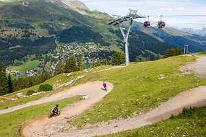 VETETISTES EN PLEINE DESCENTE SUR UNE PISTE DE VTT SPECIALEMENT AMENAGEE, TELECABINES, LOISIRS, VELO TOUT TERRAIN, MONTAGNE, STATION DE LENZERHEIDE, CANTON DES GRISONS, ALPES SUISSES, SUISSE 
