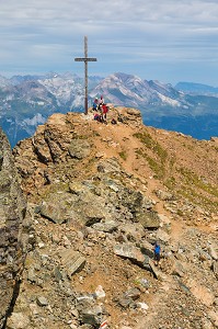 RANDONNEURS SE REPOSANT AU PIED DE LA CROIX QUI SURMONTE LE SOMMET DU ROTHORN, MONTAGNE, RANDONNEE, LOISIRS, STATION DE LENZERHEIDE, CANTON DES GRISONS, ALPES SUISSES, SUISSE 
