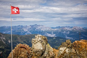 DRAPEAU SUISSE AU SOMMET DU ROTHORN, MONTAGNE, STATION DE LENZERHEIDE, CANTON DES GRISONS, ALPES SUISSES, SUISSE 