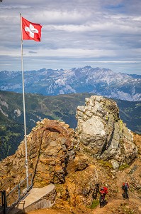 DRAPEAU SUISSE ACCUEILLANT UN GROUPE DE RANDONNEURS AU SOMMET DU ROTHORN, RANDONNEE, LOISIRS, MONTAGNE, STATION DE LENZERHEIDE, CANTON DES GRISONS, ALPES SUISSES, SUISSE 