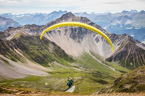 PARAPENTISTES AU DECOLLAGE FACE AU LENZERHORN, PARAPENTE, LOISIRS, MONTAGNE, STATION DE LENZERHEIDE, CANTON DES GRISONS, ALPES SUISSES, SUISSE 