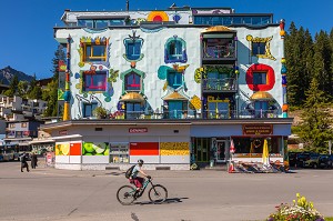 MAISON ORNEE D'UNE FRESQUE DANS LE CENTRE DE LA STATION D'AROSA, VETETISTE PARTANT EN RANDONNEE, AROSA, CANTON DES GRISONS, ALPES SUISSES, SUISSE 